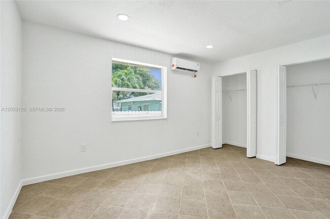 Building Photo - 2120-2122 Thomas Street Unit 2122