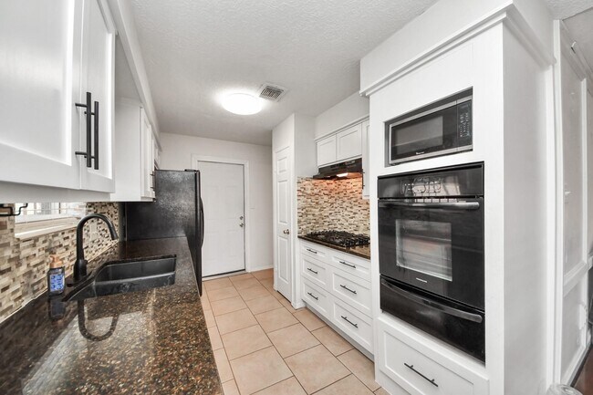 Building Photo - 1415 Parry-Sound