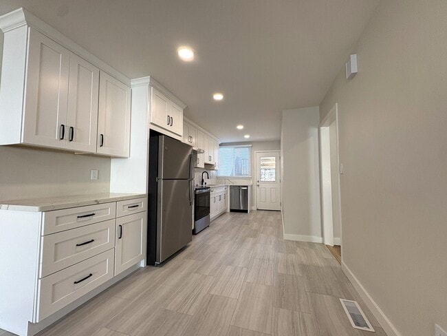 Building Photo - 1327-1329 Judah Street