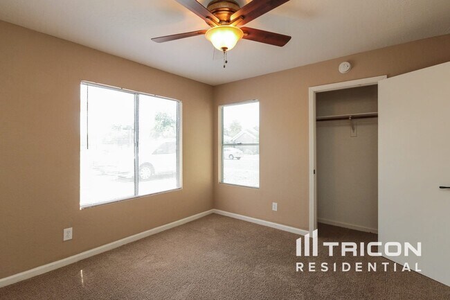 Building Photo - 5428 W Voltaire Dr