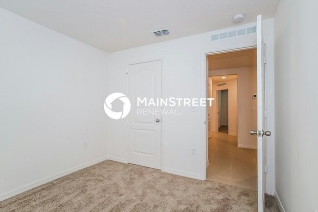 Building Photo - 5 Bedroom Pet-Friendly Home in Mascotte, FL with Main Street Renewal