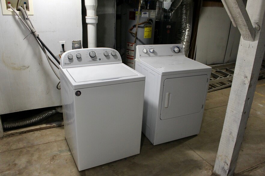 Laundry on-site! - 214 Pine St SE