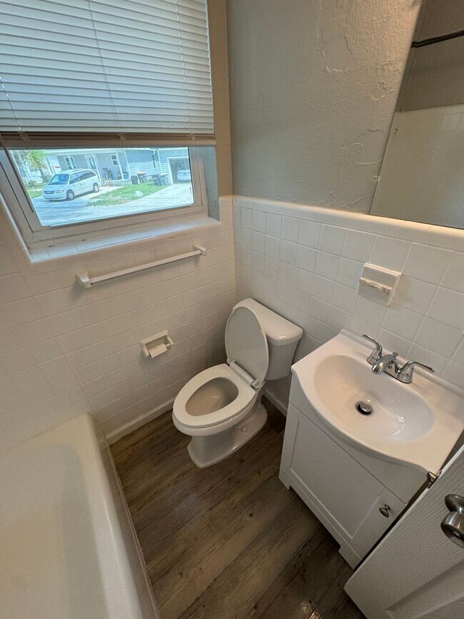 Building Photo - 2117 Spring Park Rd