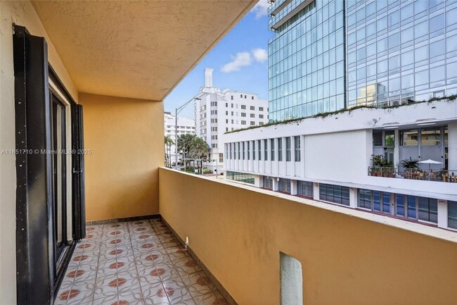 Building Photo - 2924 Collins Ave
