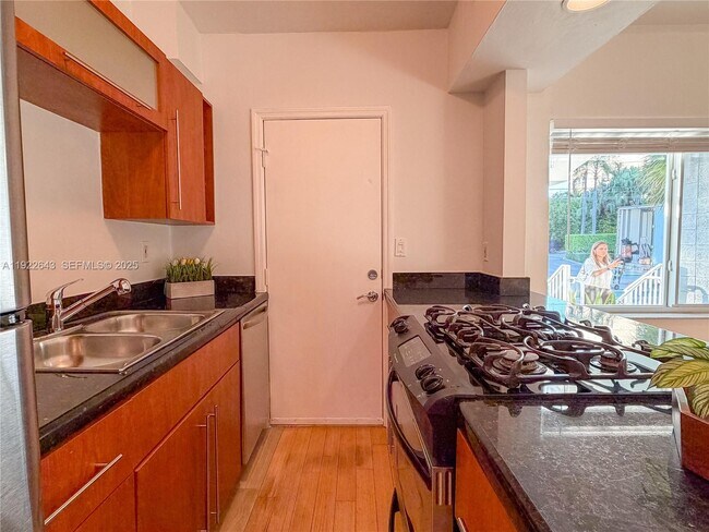 Building Photo - 10101 W Bay Harbor Dr