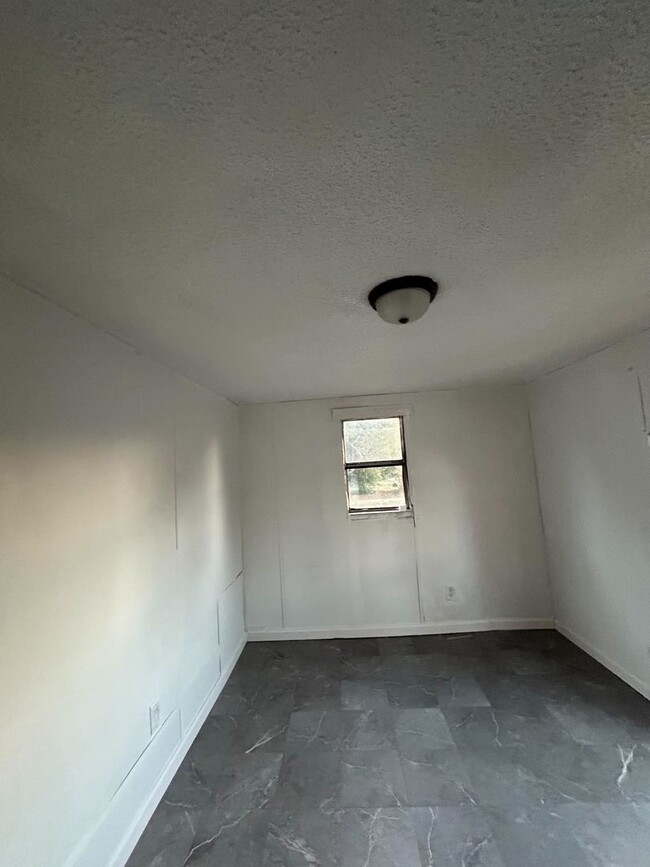 Building Photo - Rent this 2 Bedroom/2 Bathroom Home in GAS...