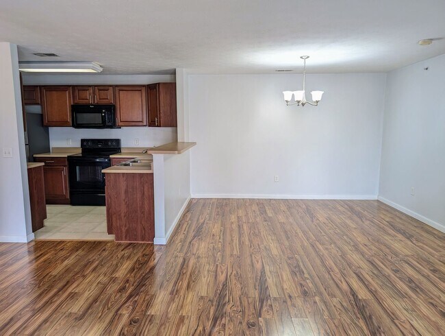 Building Photo - AVAILABLE NOW- Convenient 2 Bed/2 Full Bath Condo in Beavercreek!
