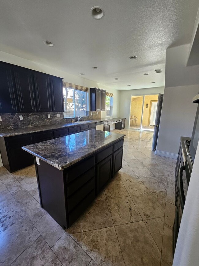 Building Photo - Executive home in South Corona!