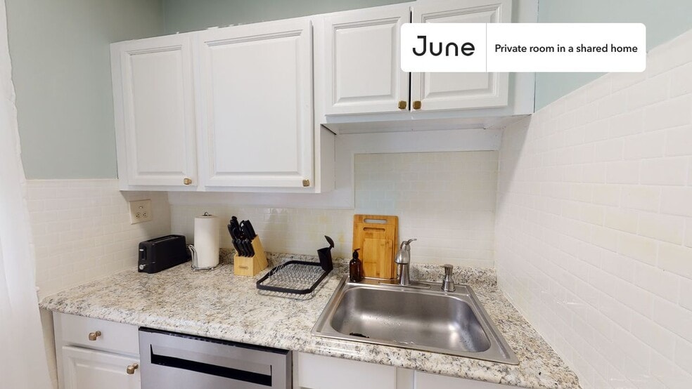 Building Photo - Room in Shared 4 bed/1 bath home in Dorchester Center