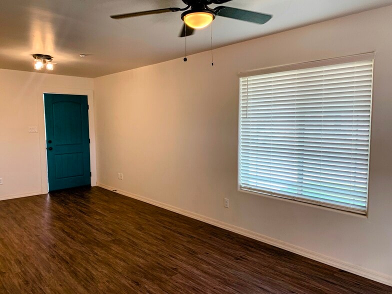 Living area - 123 W Jacobs St