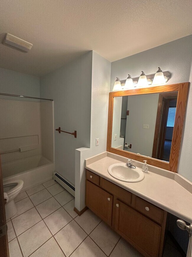 Building Photo - Spacious 2 Bed, 2 Bath Townhome
