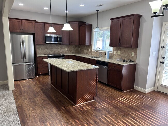 Building Photo - 3 Bedroom, 2 1/2 Bathroom Farmington Charm in Forest, VA! Gym and field house included.