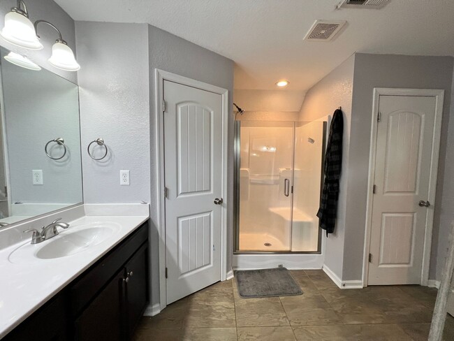 Building Photo - 3 bedroom home in Portmsouth