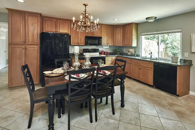 Building Photo - 313 Oakberry Way