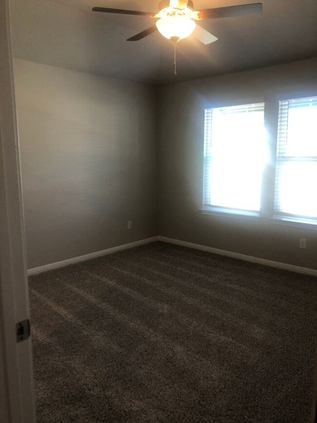 Building Photo - -=Available April 2026=-  4BR/2BA w/ Fenced Yard + Covered Parking in Hutto, TX