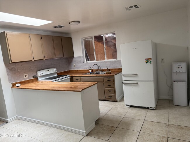 Building Photo - 5131 W Earll Dr