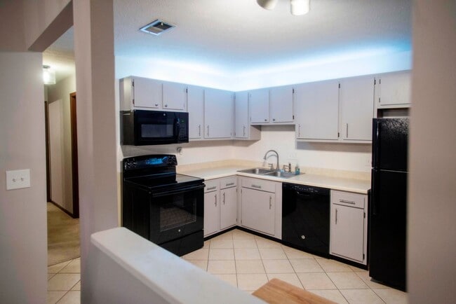 Building Photo - Fully Furnished 2-Bedroom Condo – 2 Blocks...