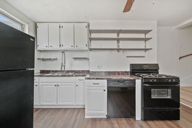 Building Photo - 2 bed 1 bath with fresh updates - great lo...