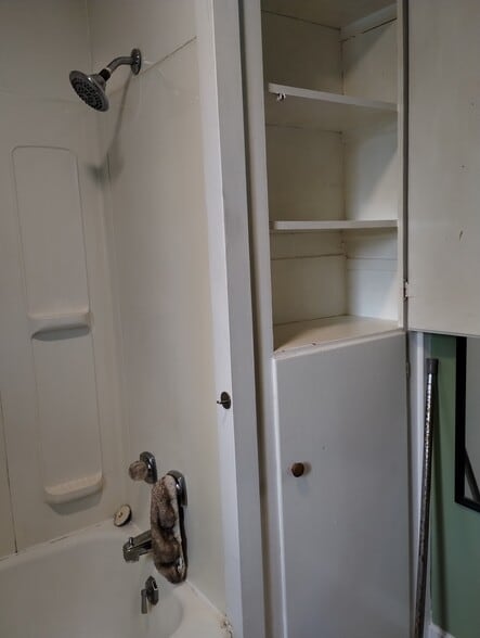 Full Bath - 5025 Clinton Street Rd