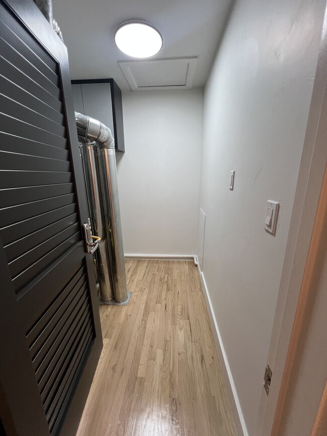 Building Photo - 214 W 7th St