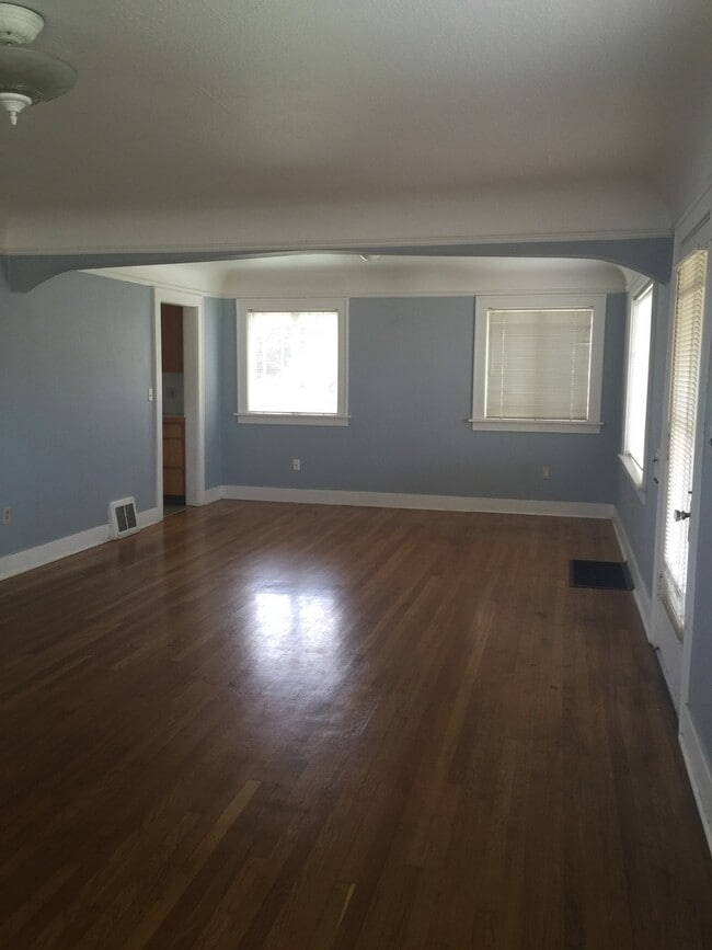 Building Photo - Charming Vintage Home for Rent in Camas!