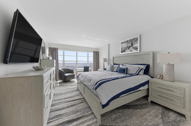 Building Photo - 1021 Hillsboro Mile