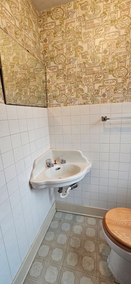 Building Photo - 1363 W 12th St