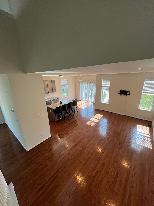 Building Photo - THREE BEDROOM TOWNHOME- PARKLAND SCHOOLS