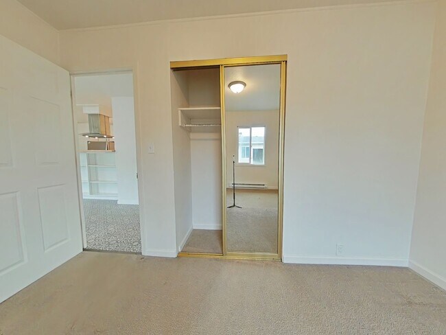 Building Photo - 2 Bedroom Duplex ~ Close to 9th Street