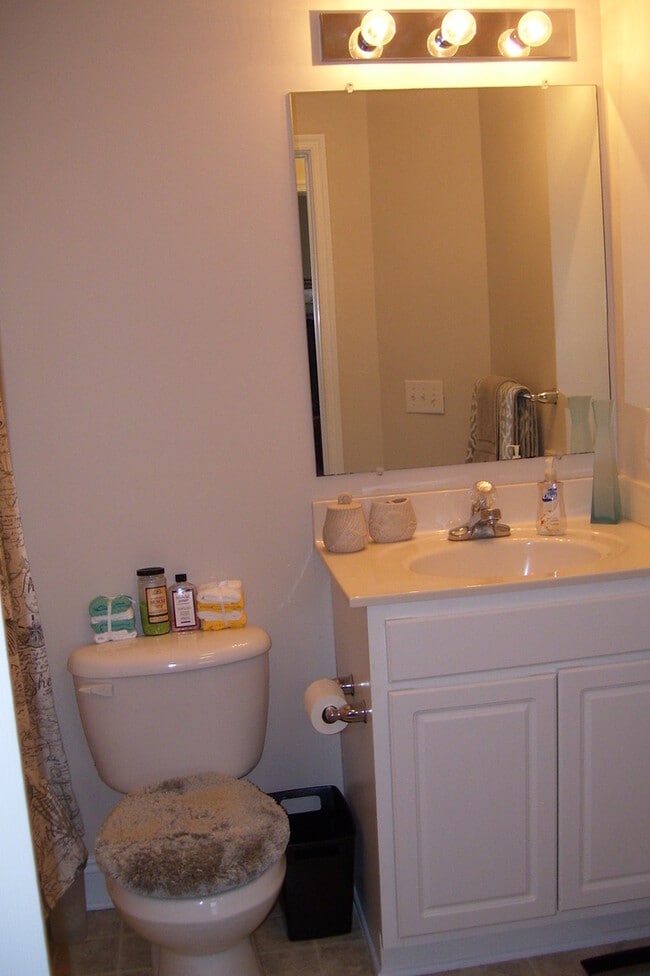 Building Photo - Immaculate End Unit Townhouse