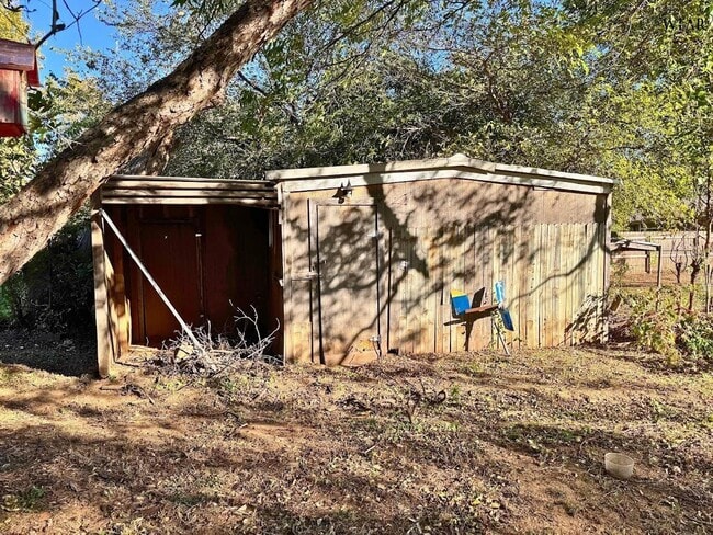 Building Photo - 704 Reagan St