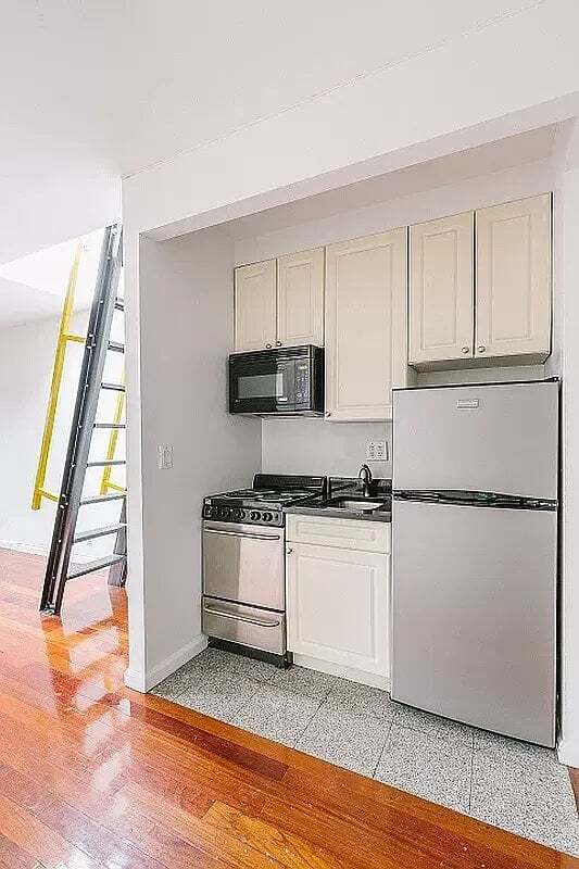 Building Photo - 235 E 14th St