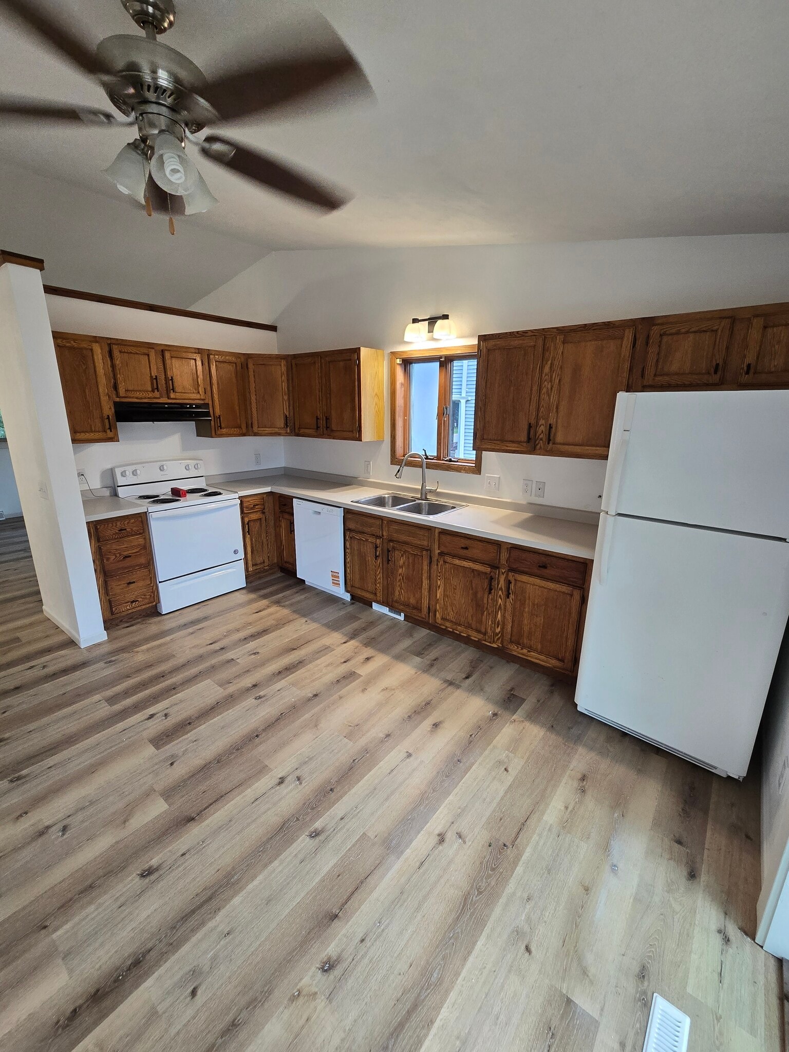 Building Photo - 1542 W River Dr