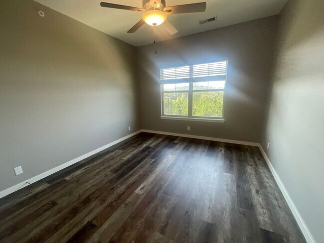 Building Photo - Lake View 1 Bedroom 1 Bath