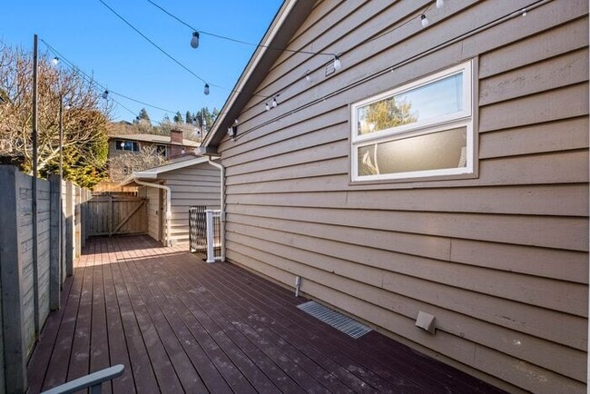 Building Photo - Elegant and Spacious Air-Conditioned Lincoln Park Rambler