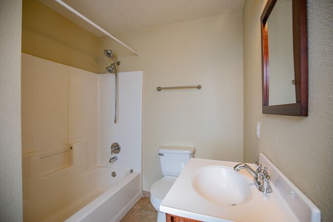 Building Photo - Charming 3 bedroom, 2 bath