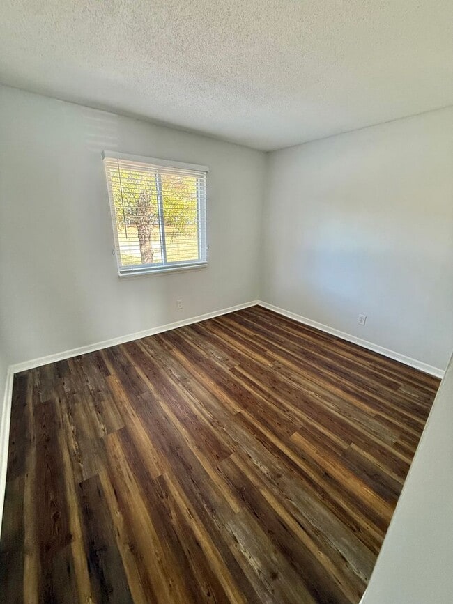 Building Photo - ONE MONTH RENT FREE Fully Renovated 2 Bed, 2 Bath Condo in South Charlotte