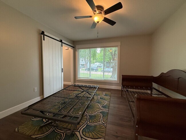 Building Photo - 4 bedroom 2.5 bath near Lake Shawnee