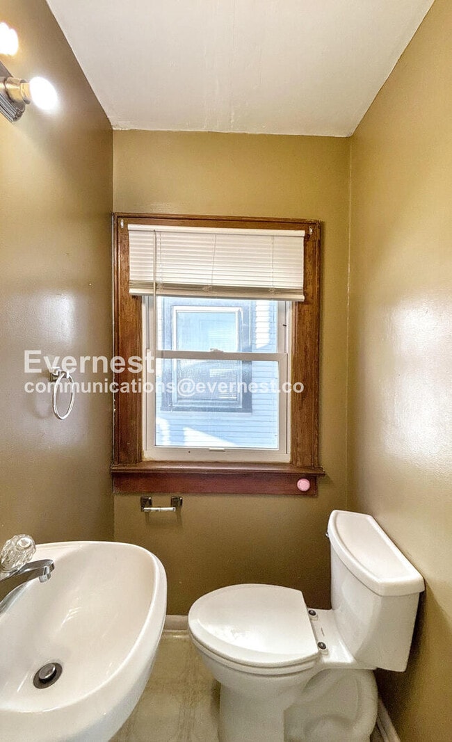 Building Photo - 3 Bed /1 Bath Townhome / Pet-Friendly / Vouchers Accepted / Available Now!