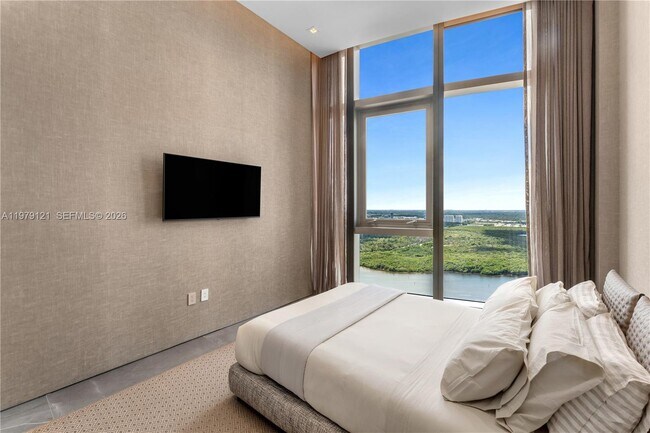 Building Photo - 15701 Collins Ave