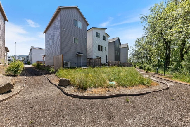 Building Photo - Charming 2-Bed with 2.5 Baths in Newberg