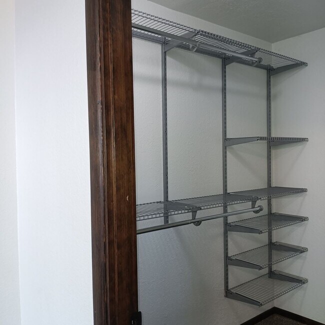 Building Photo - Great Home & Office is Ready for you in Jefferson!