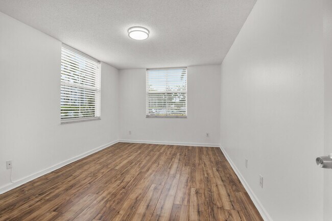 Building Photo - 1341 SE 3rd Ave