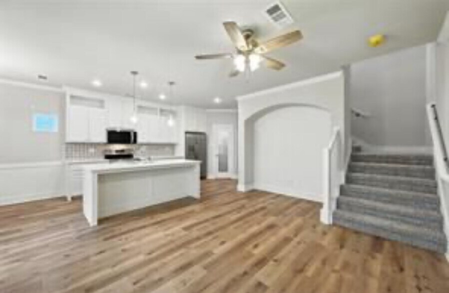 Building Photo - 110 S Market St