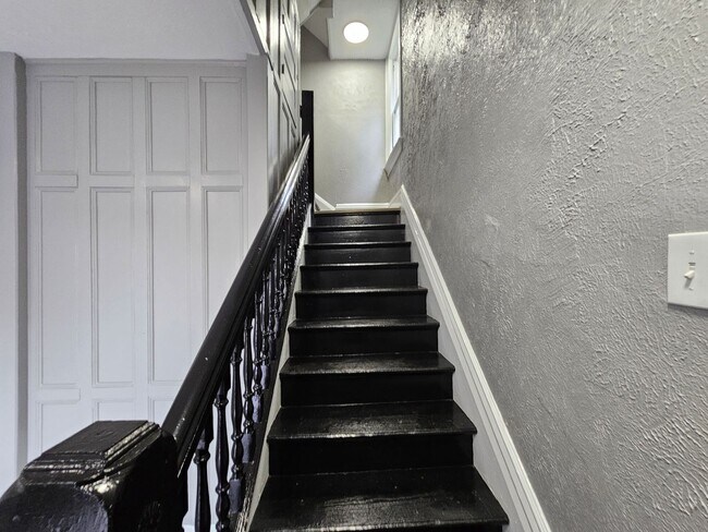 Building Photo - Fully updated 3 Bedroom 1 Bath Apartment for rent in Beechview!