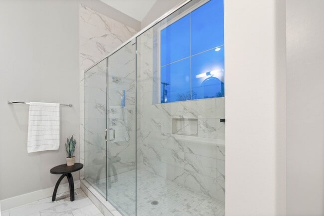 Building Photo - Spacious 4-Bed Gem in Nashville: 2360 sq f...