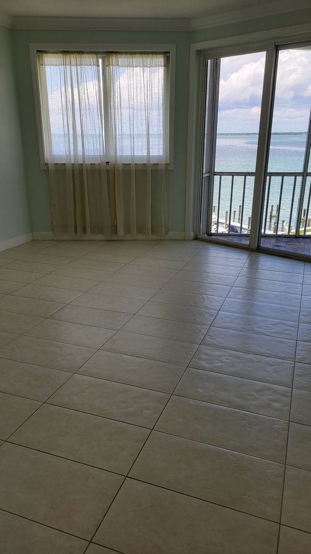 Building Photo - Annual UNfurnished top floor Bay front 2/2 condo with full views of Sarasota Bay