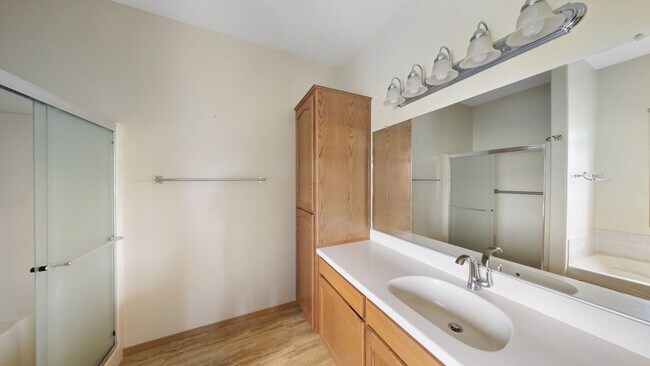 Building Photo - 2 Bed 2 Bath - Penn Cove - Small Dog - Vie...