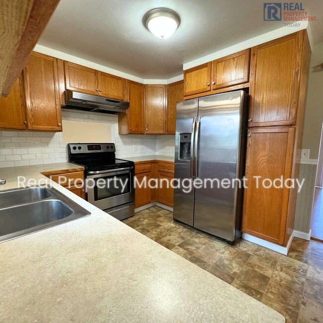 Building Photo - Spacious 5 Bedroom! Move In Ready!