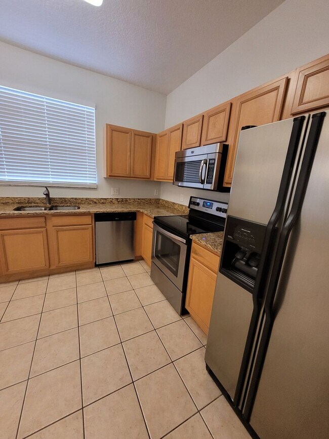 Building Photo - Amazing Renovated 4 bed 3 bath in Davenport